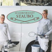 stella og marie foran firmavogn